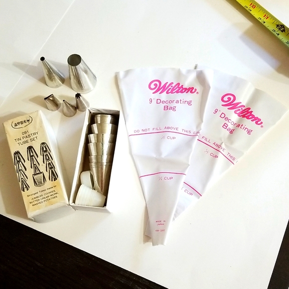 Wilton cake decorating bags and tips